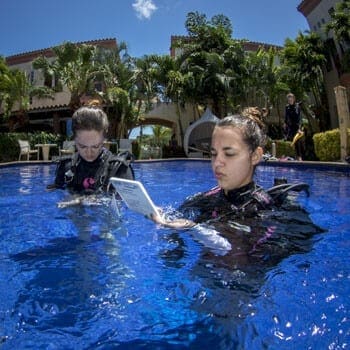 Scuba diving with kids, kids seacamp, dive master